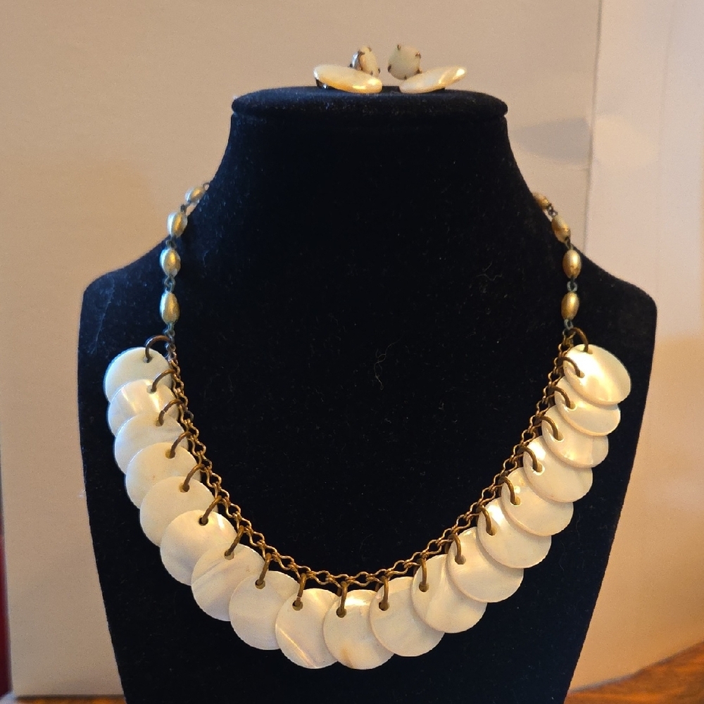 Elegant White Pearl Shell Necklace